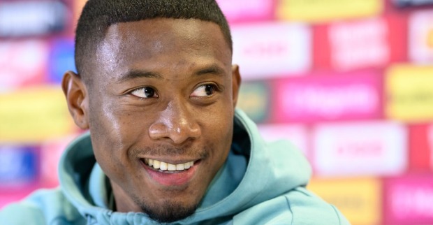 David Alaba mit einem hellblauen Pullover.