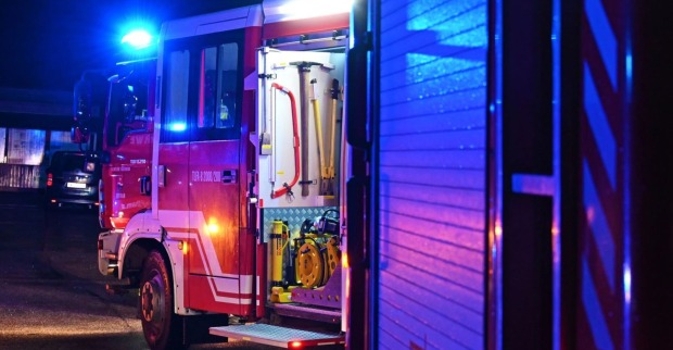 Ein Feuerwehrauto mit Blaulicht