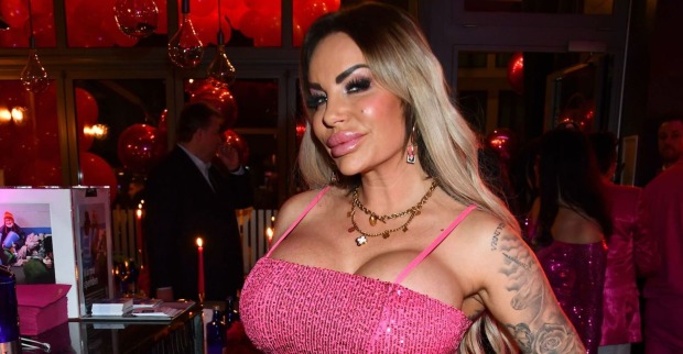 Gina-Lisa Lohfink mit einem pinken Outfit und offenen blonden Haaren