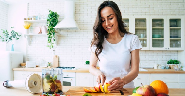 Frau schneidet Obst | Credit: iStock.com/Povozniuk