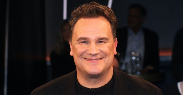 Guido Maria Kretschmer mit einem schwarzen Blazer und einem schwarzen T-Shirt.