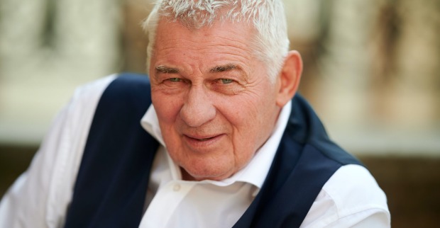 Heinz Hoenig in einem weißen Hemd mit einer dunklen Weste.