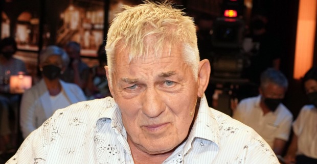 Heinz Hoenig mit einem weißen Hemd und kurzen Haaren.