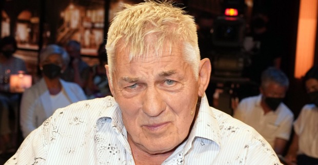 Heinz Hoenig mit einem weißen Hemd.