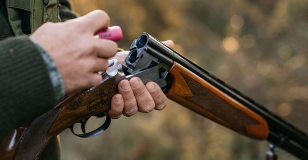 Eine Mann lädt ein Jagdgewehr.