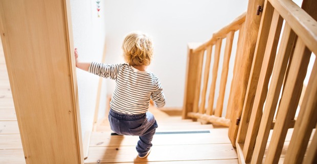 Kind läuft Treppe hinab | Credit: iStock.com/Halfpoint