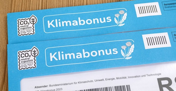 Blauer Umschlag des Klimabonus.