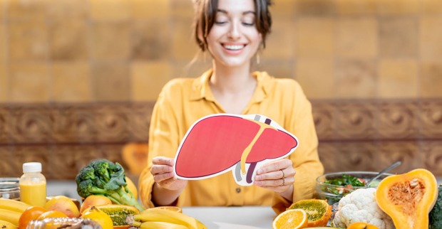 Frau mit Lebensmitteln für die Leber | Credit: iStock.com/RossHelen