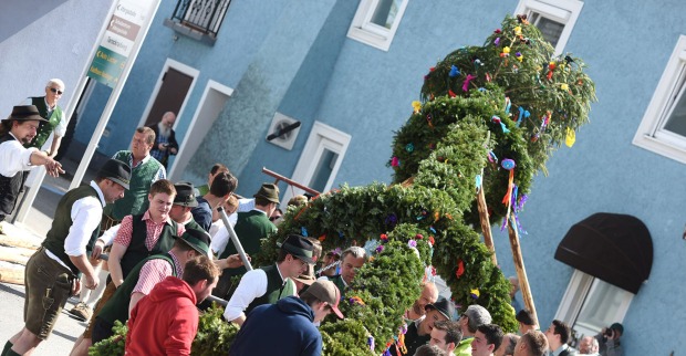 Maibaum wird aufgestellt | Credit: iStock.com/Spitzt-Foto