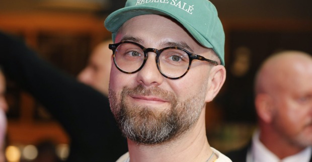 Mark Forster mit einer türkisen Kappe.