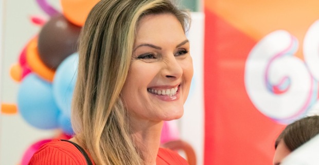 Martina Kaiser mit offenen blonden Haaren bei einem Event.