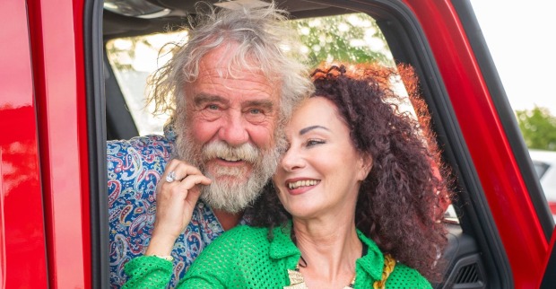 Christina Lugner verliebt mit Auto mit Ernst Prost, einem Millionär.