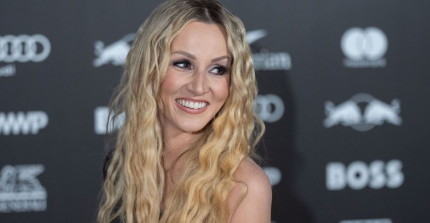 Melissa Naschenweng mit blonden gelockten Haaren.