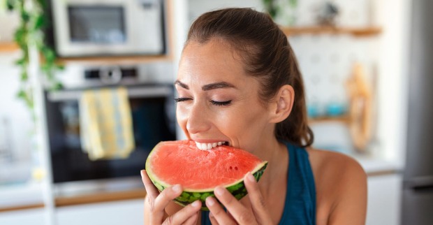 Frau isst Melone | Credit: iStock.com/stefanamer