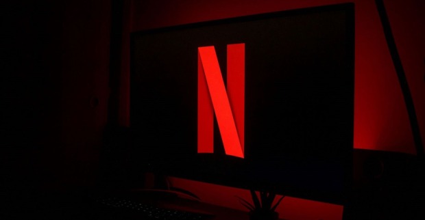Das Netflix-Logo auf einem Fernsehbildschirm