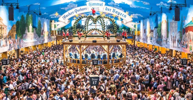 Viele Menschen in einem Zelt am Münchner Oktoberfest.