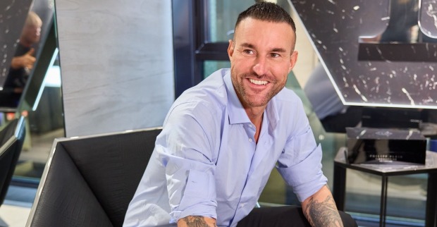 Philipp Plein in einem hellblauen Hemd.