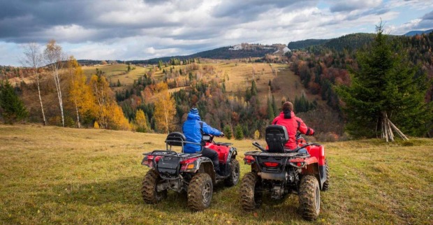 Zwei Quad-Fahrer in den Bergen.
