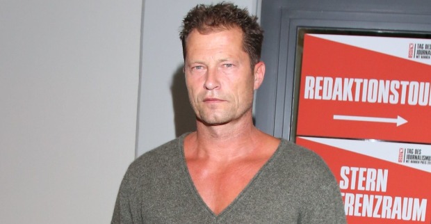 Till Schweiger in einem grauen Sweatshirt.