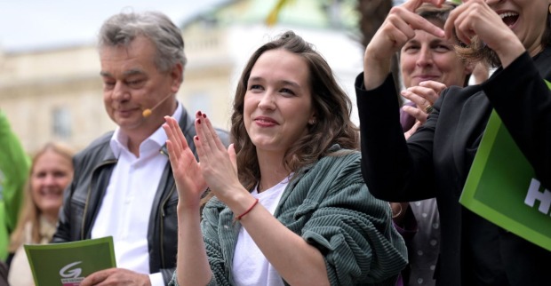 Werner Kogler, rechts neben ihm klatschend Lena Schilling, rechts neben ihr Justizministerin Alma Zadic.