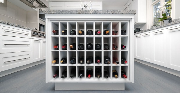 Weinregal in einer Kücheninsel | Credit: iStock.com/Petra Richli