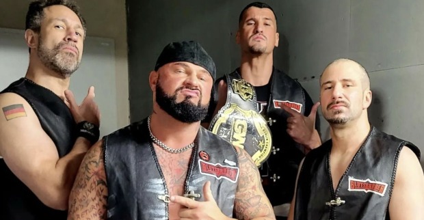 John "Bad Bones" Klinger mit seinen Kumpels.