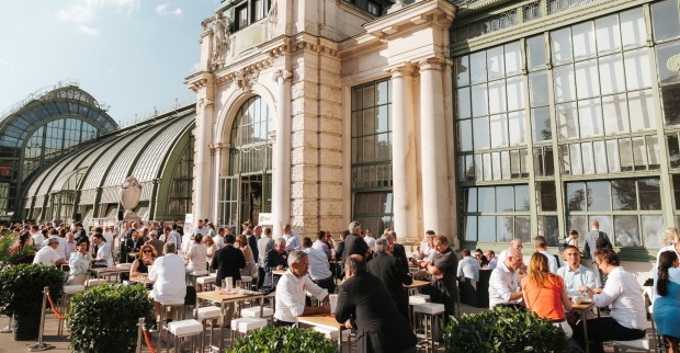 Blick auf die Terrasse voller Menschen