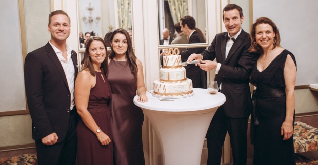 Gäste feiern 300 Jahre Rémy Martin mit einer Torte