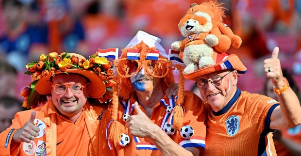 Drei verkleidete Niederlande-Fans im Stadion