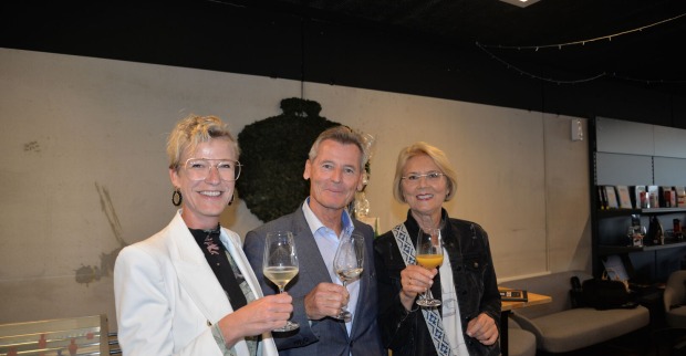 Zwei Frauen und ein Mann mit Sektgläsern in der Hand