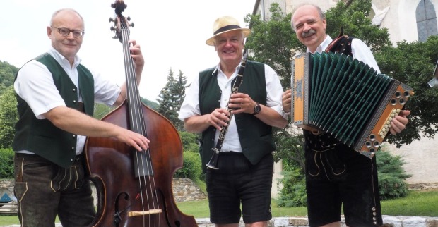 Gruppenbild von Musikern mit Instrumenten