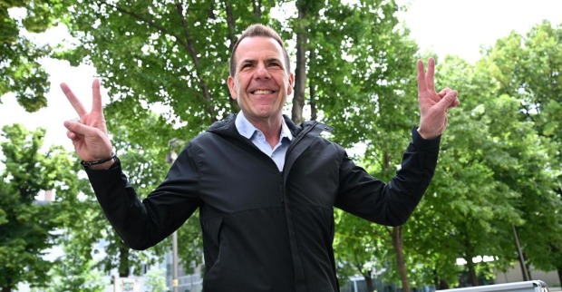 Porträt, lachend und mit Victory-Zeichen
