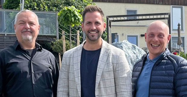 Im Genussgarten von Peter Affenzeller von links nach rechts: "Wohnkult im Turm“-Chef Willi Aichberger (mit kurzen weißen Haaren und weißem Bart, bekleidet mit schwarzem Hemd) , Spirituosen-Produzent Peter Affenzeller (mit blauem T-Shirt, weißem Sakko) und Gartengestaltungsexperte Thomas Kranz (mit blauem T-Shirt und blauer Jacke)