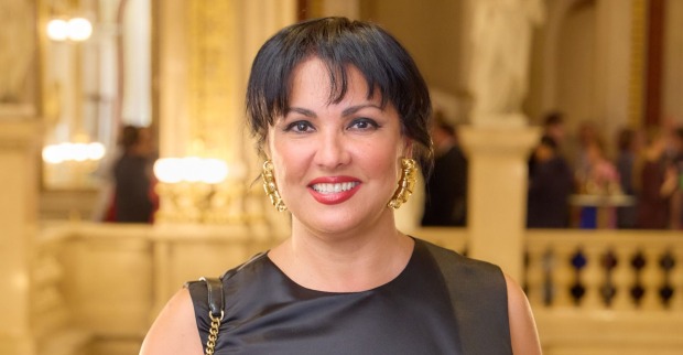Anna Netrebko mit einem schwarzen Kleid und kurzen schwarzen Haaren.