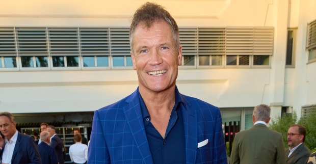 Armin Assinger in einem blauen Sakko.