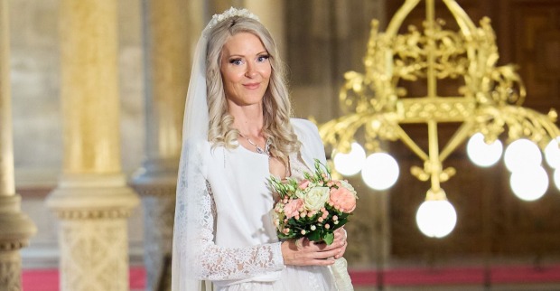 Simone Lugner mit in einem weißen Brautkleid, einem Blumenstrauss und einem weißen Schleier.