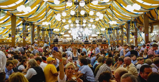 Viele Menschen in einem Zelt am Münchner Oktoberfest.