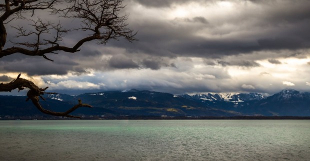 Düstere Wetterstimmung mit dunklen Wolken am Bodensee.
