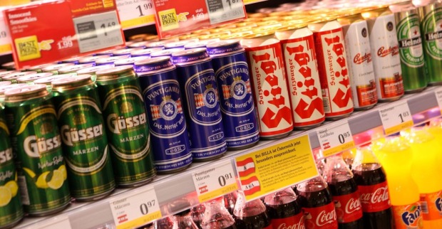 Verschiedene Marken Dosenbier in einem Supermarkt, darunter Gösser und Puntigamer