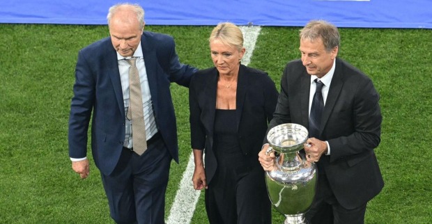 Heidi Beckenbauer mit Bernard Dietz und Jürgen Klinsmann.