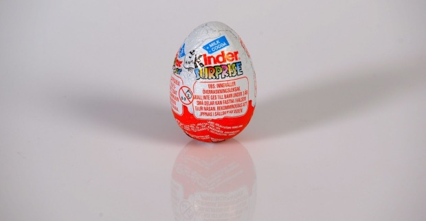 Eine Überraschungsei von Kinder Schokolade.