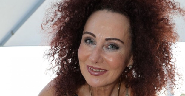Christina Mausi Lugner mit offenen gelockten roten Haaren.