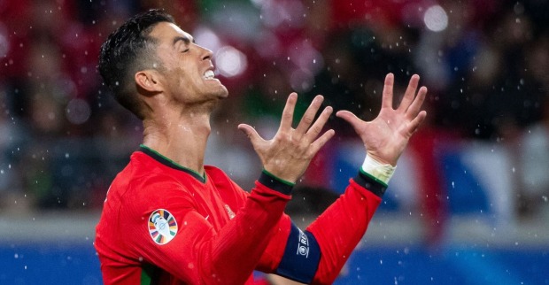 Cristiano Ronaldo ärgert sich auf dem Spielfeld.