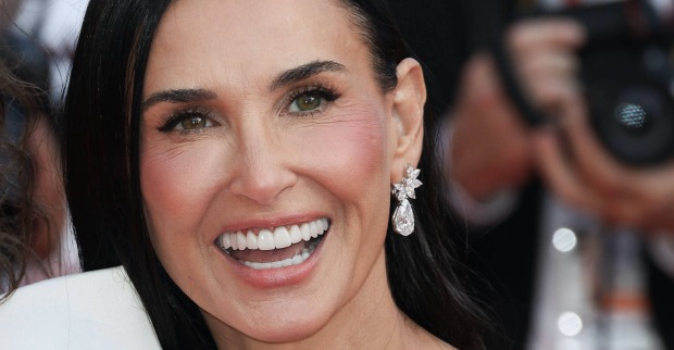 Demi Moore lachend auf dem Red Carpet.