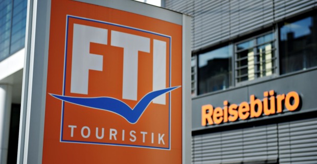 Das FTI-Logo vor einem Reisebüro.