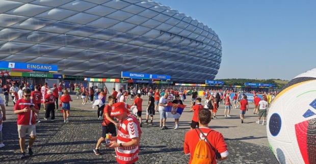 Das EM-Stadion in München von außen, ohne den dort sonst üblichen Schriftzug von Sponsor "Allianz"