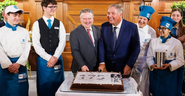 Gruppenbild mit Torte