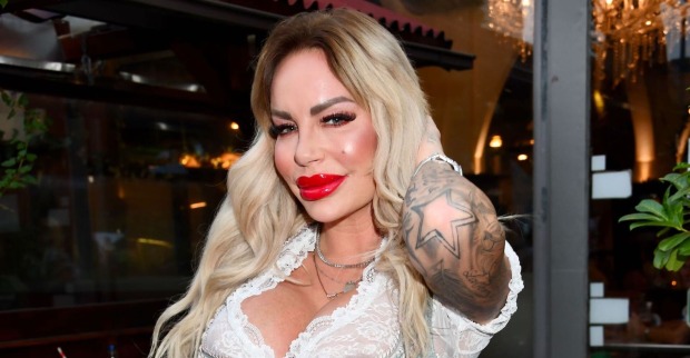 Gina-Lisa Lohfink in einem Dirndl und lagen blonden Haaren.