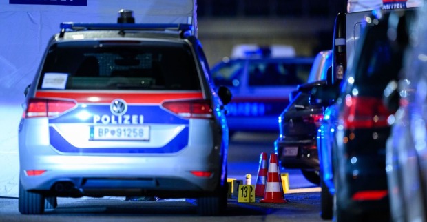 Großabgesperrter Beriecih in Floridsdorf bei Nacht, Blaulicht und Polizeiautos