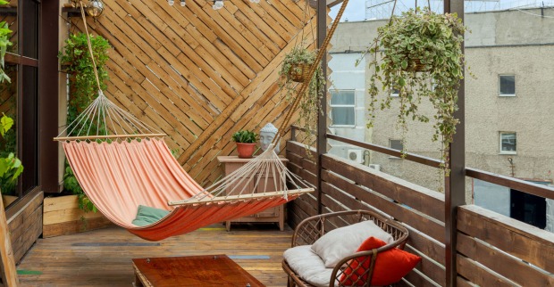 Hängematte auf einem Balkon | Credit: iStock.com/Andrey Rykov